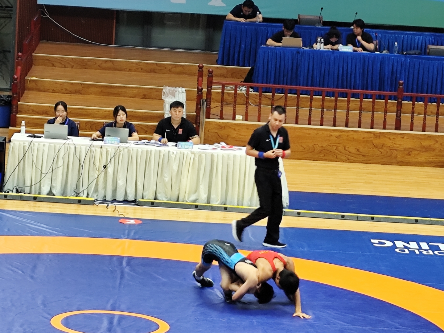  摔跤友谊赛上演强强对话，徽州霹雳队强势反弹江汉天虎队，团队配合流畅；观赏性拉满